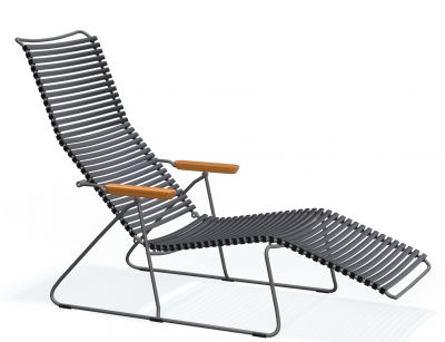 Graue Click Sonnenliege von Houe für den Außenbereich mit Holzarmlehnen. Bequeme Outdoor Liege.